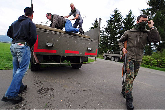 Der Abtransport erfolgt auf einem Lkw