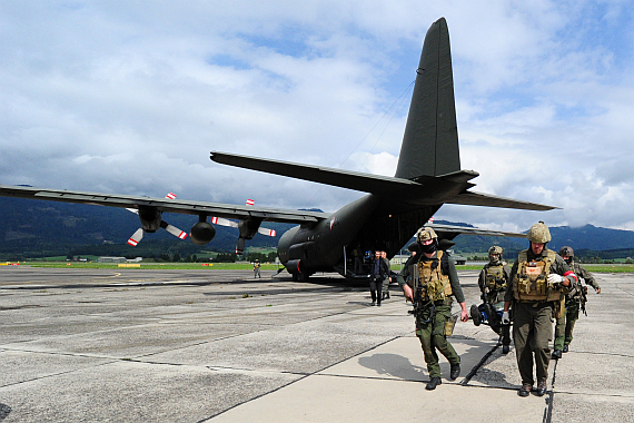 Safe Return 2013 Hercules Verwundete Geisel wird ausgeladen_1 Symbolbild Sujetbild Foto PA Austrian Wings Media Crew