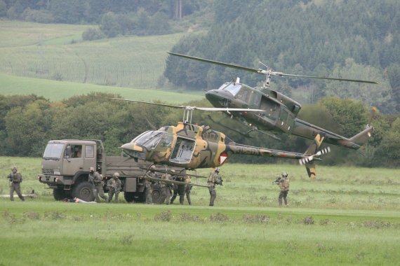 OH-58 und AB212 - Foto: Courtesy Christoph Matzl OH-58 und AB212 - Foto: Courtesy Christoph Matzl
