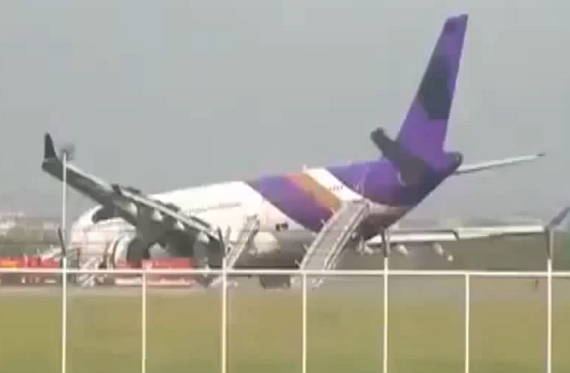 Der verunfallte A330 von Thai Airways mit übermalten Schriftzügen und Logos - Foto: Screenshot YouTube (KpoptvMBC)