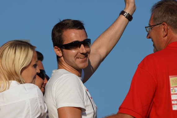 Claudius Spiegel, der einen Smiley (nächstes Foto) in den Himmel hauberte - Foto: Anton Wildberger