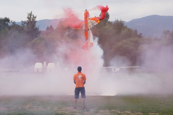 Die Gesetze der Physik scheinen keine Geltung zu haben, wenn Balzer sein Modellflugzeug in die Luft bringt - Foto: Anton Wildberger