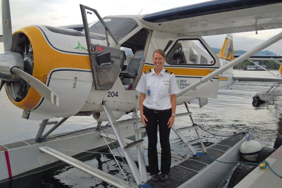Marina, Pilotin von Harbour Air mit einem ihrer Lieblingsflugzeuge: De Havilland Canada DHC-2 Beaver. Die Beaver („Biber“) hat Platz bis zu 6 Personen. Gebaut mit Rädern, Schwimmern oder Skiern und den vorhandenen STOL-Eigenschaften ist das Flugzeug Marina, Pilotin von Harbour Air mit einem ihrer Lieblingsflugzeuge: De Havilland Canada DHC-2 Beaver. Die Beaver („Biber“) hat Platz bis zu 6 Personen. Gebaut mit Rädern, Schwimmern oder Skiern und den vorhandenen STOL-Eigenschaften ist das Flugzeug