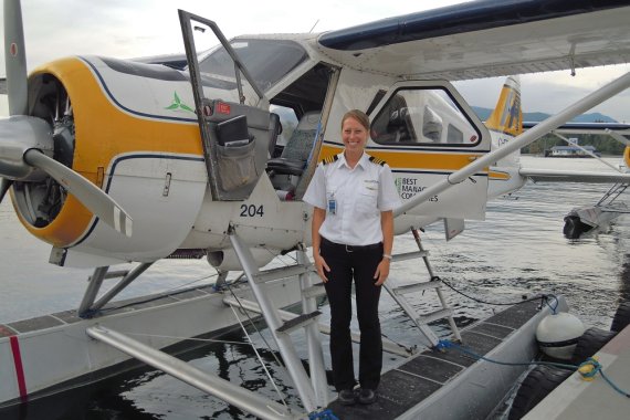 Marina, Pilotin von Harbour Air mit einem ihrer Lieblingsflugzeuge: De Havilland Canada DHC-2 Beaver. Die Beaver („Biber“) hat Platz bis zu 6 Personen. Gebaut mit Rädern, Schwimmern oder Skiern und den vorhandenen STOL-Eigenschaften ist das Flugzeug