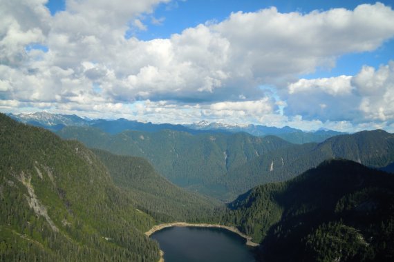 Burwell Lake. Zwischen den Bergen sind viele kleine Seen, die während einer Panorama-Tour umflogen werden. Burwell Lake. Zwischen den Bergen sind viele kleine Seen, die während einer Panorama-Tour umflogen werden.