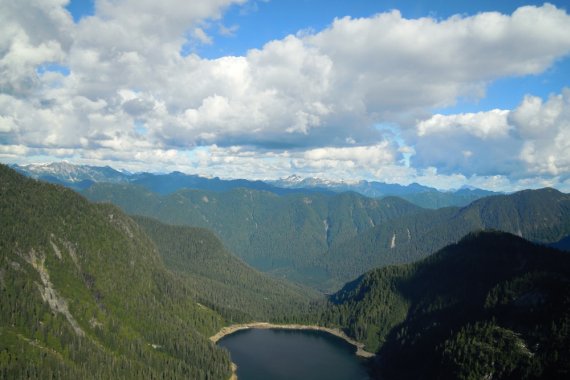 Burwell Lake. Zwischen den Bergen sind viele kleine Seen, die während einer Panorama-Tour umflogen werden.