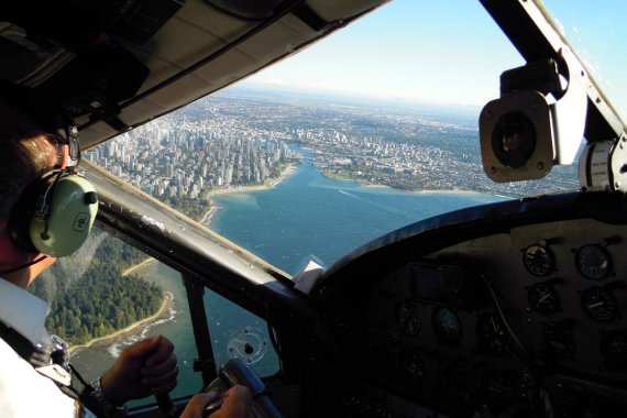 Mitflug im Cockpit; English Bay, ein beliebtes Wohngebiet in Vancouver Downtown. Im vorderen Bereich des Bildes: Stanley Park.