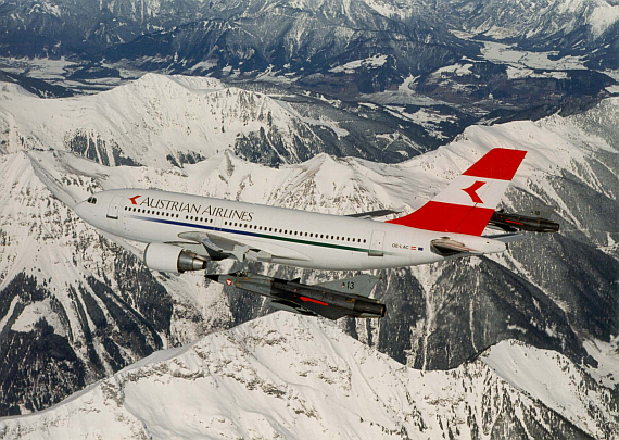 Die OE-LAC mit Draken-Eskorte über den österreichischen Alpen - Foto: Bundesheer/Lechner