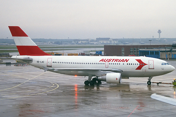 Die OE-LAC, aufgenommen 1993 auf dem Flughafen Frankfurt am Main - Foto: Bernhard Bauske