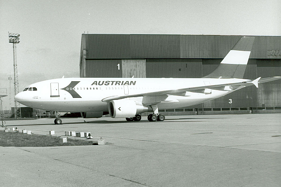 AUA A310 vor dem Hangar - Foto. Austrian Airlines Archiv
