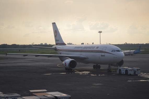 Ein A310 im alten Farbkleid der Biman Airlines beim Pushback