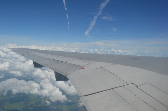 Die Tragfläche der DC-10 während des Fluges