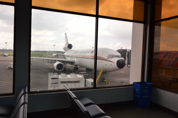 Blick vom Gate auf die DC-10, die Fenster sind sehr verschmutzt