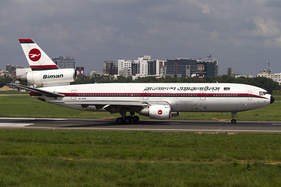 Die DC-10 donnert die Piste hinunter. Foto: Charles Cunliffe Die DC-10 donnert die Piste hinunter. Foto: Charles Cunliffe