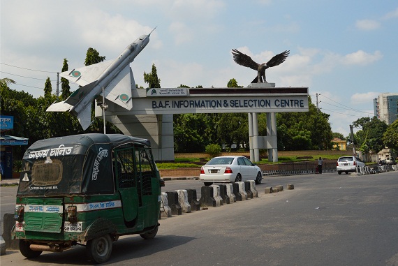 Eine der vielen Motorrikschas vor dem Rekrutierungszentrum der Bangladescher Luftwaffe. Die aufgehängte MiG-21 gibt ein nettes Motiv. Eine der vielen Motorrikschas vor dem Rekrutierungszentrum der Bangladescher Luftwaffe. Die aufgehängte MiG-21 gibt ein nettes Motiv.