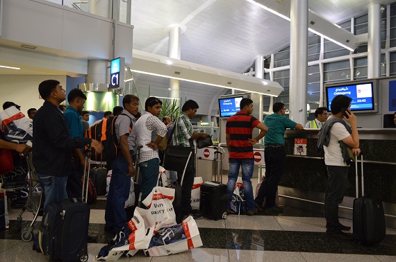 Reisende warten auf ihren Flug nach Dhaka, via Chittagong. Die Anzahl der Duty Free Sackerln ist beeindruckend.