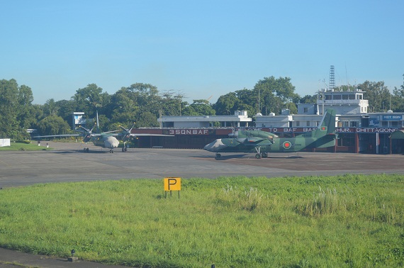 Der militärisch genutzte Bereich in Chittagong, hier An-32