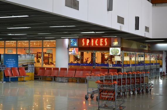Das Flughafenrestaurant ist 24 Stunden geöffnet