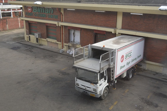 Ein Biman Catering Truck auf der Rückseite des Gate-Bereichs. In der Küche am Flughafen werden die hervorragenden Speisen zubereitet. Ein Biman Catering Truck auf der Rückseite des Gate-Bereichs. In der Küche am Flughafen werden die hervorragenden Speisen zubereitet.