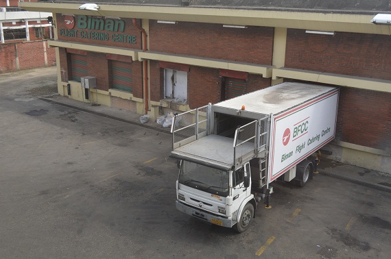 Ein Biman Catering Truck auf der Rückseite des Gate-Bereichs. In der Küche am Flughafen werden die hervorragenden Speisen zubereitet.