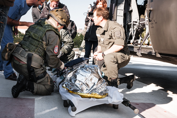 Black Hawk Blackhawk Bundesheer Transporthubschrauber AKH Patient wird ausgeladen Ulrich Lehner Black Hawk Blackhawk Bundesheer Transporthubschrauber AKH Patient wird ausgeladen Ulrich Lehner