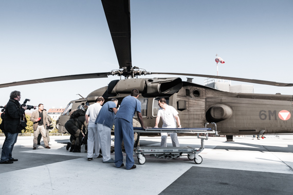 Black Hawk Blackhawk Bundesheer Transporthubschrauber AKH Patient wird ausgeladen_1 Ulrich Lehner