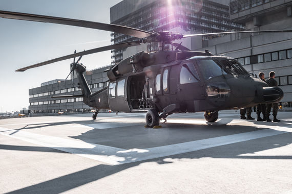 Black Hawk Blackhawk Bundesheer Transporthubschrauber auf der Landeplattform im AKH Ulrich Lehner