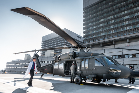 Black Hawk Blackhawk Bundesheer Transporthubschrauber im AKH gelandet Ulrich Lehner