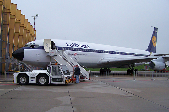 Restaurierte Boeing 707 in Lufthansa Farben auf dem Flughafen Hamburg; die Maschine wurde 1959 an den Kranich ausgeliefert und absolvierte bis zu ihrer Außerdienststellung mehr als 59.000 Flugstunden - Foto: Oliver Mann