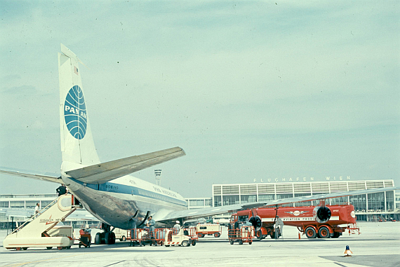 The Glory Days of aviation: Pan Am 707 vor dem Terminal am Flughafen Wien - Foto Archiv Flughafen Wien