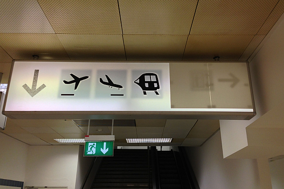 Problemlösung à la Flughafen Wien: Der Passagier soll mit dem Lift statt am Bahnsteig wenigstens nicht mehr am Vordach landen. Der Hinweis wurde unprofessionell abgedeckt