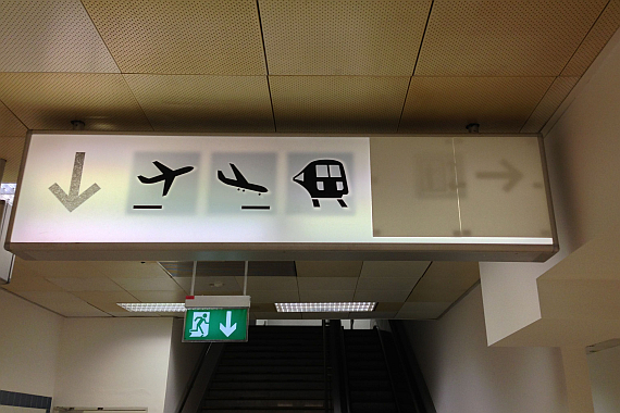 Problemlösung à la Flughafen Wien: Der Passagier soll mit dem Lift statt am Bahnsteig wenigstens nicht mehr am Vordach landen. Der Hinweis wurde unprofessionell abgedeckt