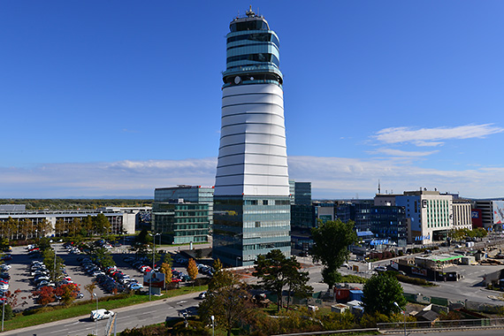 Der 2005 eröffnete Tower - Foto: PA / Austrian Wings Media Crew