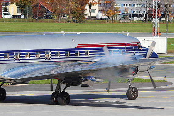 Eigentlich ist Rauchen auf dem Vorfeld streng verboten, für die DC-6 der Flying Bulls wurde aber eine Ausnahme gemacht