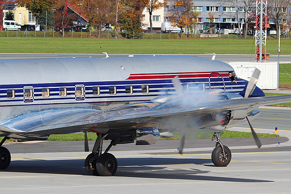 Eigentlich ist Rauchen auf dem Vorfeld streng verboten, für die DC-6 der Flying Bulls wurde aber eine Ausnahme gemacht Eigentlich ist Rauchen auf dem Vorfeld streng verboten, für die DC-6 der Flying Bulls wurde aber eine Ausnahme gemacht