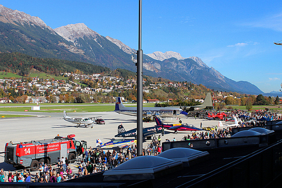 Flughafenfest Innsbruck 2013 LOWI 26.10.13 die Zuschauermassen am Vorfeld Ost CSchoepf