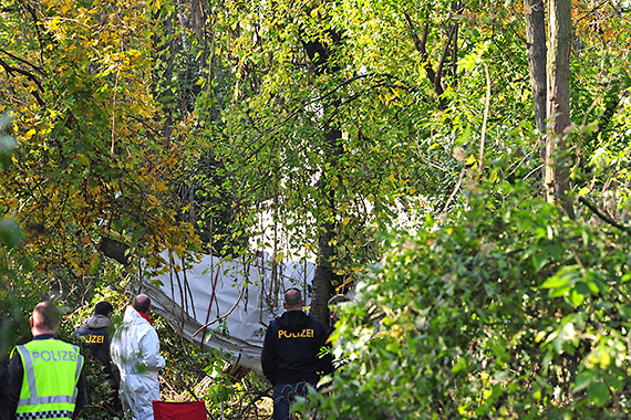 Polizei und Unfallermittler an der Absturzstelle - Foto: Austrian Wings Media Crew Polizei und Unfallermittler an der Absturzstelle - Foto: Austrian Wings Media Crew