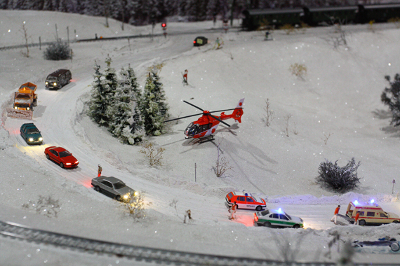 Diorama einer Winterlandschaft mit gelandetem Rettungshubschrauber