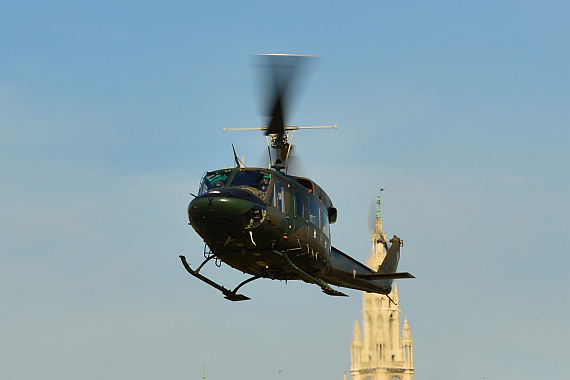 Als erster Hubschrauber schwebte ein AB212 ein, im Hintergrund ist der Rathausturm zu erkennen