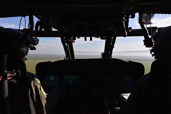 Nationalfeiertag 2013 Black Hawk Cockpit_Formationsflug Markus Dobrozemsky Nationalfeiertag 2013 Black Hawk Cockpit_Formationsflug Markus Dobrozemsky