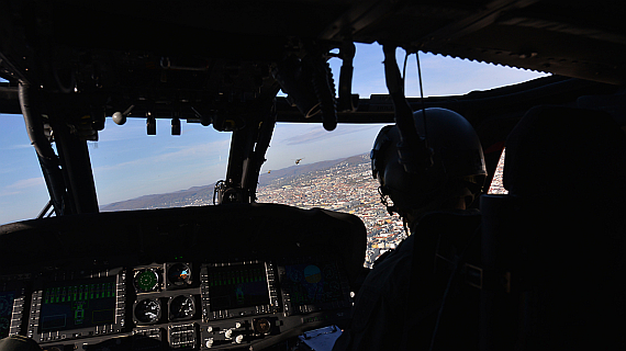 Nationalfeiertag 2013 Black Hawk Cockpit_Formationsflug_1 Markus Dobrozemsky