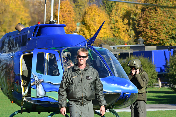 Nationalfeiertag 2013 OH-58 Kiowa Bundesheer Crew Foto PA Austrian Wings Media Crew