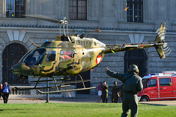 Kiowa bei der Landung; ein Fliegersoldat weist den Piloten vom Boden aus ein