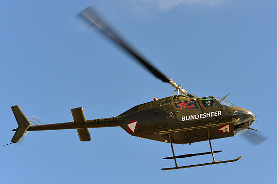Besonders spektakulär wirkte die Landung dieses Kiowa unmittelbar vor dem Haupttor des Heldenplatzes Besonders spektakulär wirkte die Landung dieses Kiowa unmittelbar vor dem Haupttor des Heldenplatzes