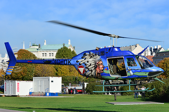Dieser Kiowa mit Sonderlackierung ist ein bei Fotografen beliebtes Motiv - er diente als "Photoship" für Kameraleute und verließ den Heldenplatz kurz nach seiner Ankunft wieder Dieser Kiowa mit Sonderlackierung ist ein bei Fotografen beliebtes Motiv - er diente als "Photoship" für Kameraleute und verließ den Heldenplatz kurz nach seiner Ankunft wieder