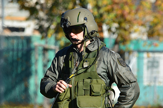 Nationalfeiertag 2013 Sikorsky Blackhawk Black Hawk Bundesheer Crewmitglied Foto PA Austrian Wings Media Crew