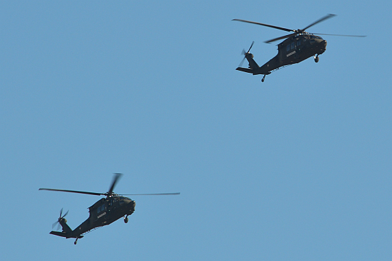 Zwei Black Hawk in Formation