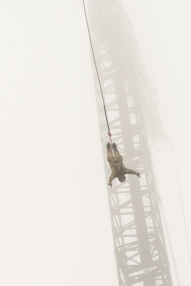 Flug der besonderen Art: Dieser Soldat stürzte sich vom fast 200 Meter hohen Bungee-Kran in die Tiefe