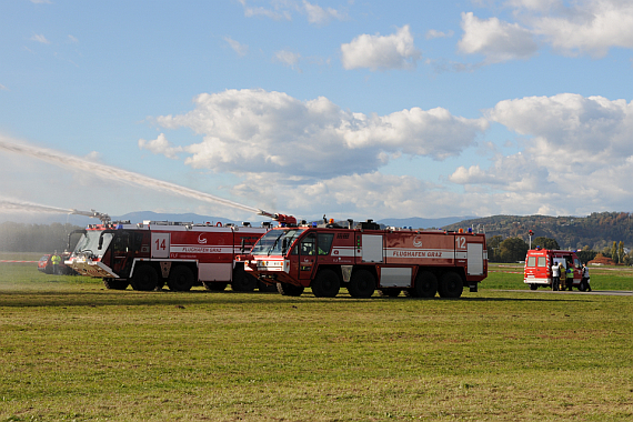 Notfallübung Flughafen Graz 2013 Flughafenfeuerwehr Panther Credit GRZ