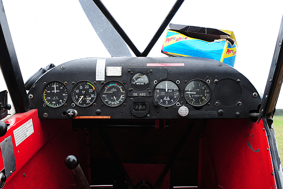 Das Cockpit ist äußerst spartanisch eingerichtet; links liegt die Schreckschusspistole, rechts die dazugehörige Munition.